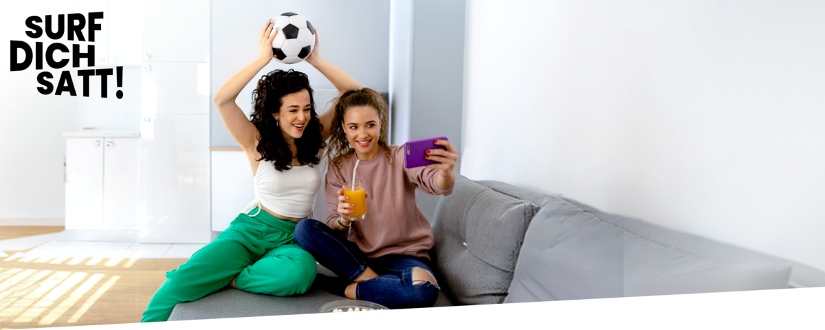 Freunde, die feiern und Spaß haben, während sie ein Selfie machen