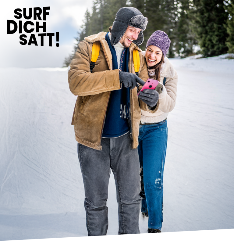 Paar im Winter-Outfit freut sich über ihren neuen Handytarif ohne Handy