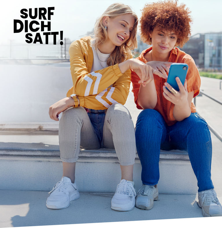 Paar im Winter-Outfit freut sich über ihren neuen Handytarif ohne Handy