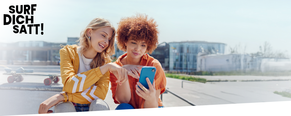 Paar im Winter-Outfit freut sich über ihren neuen Handytarif ohne Handy