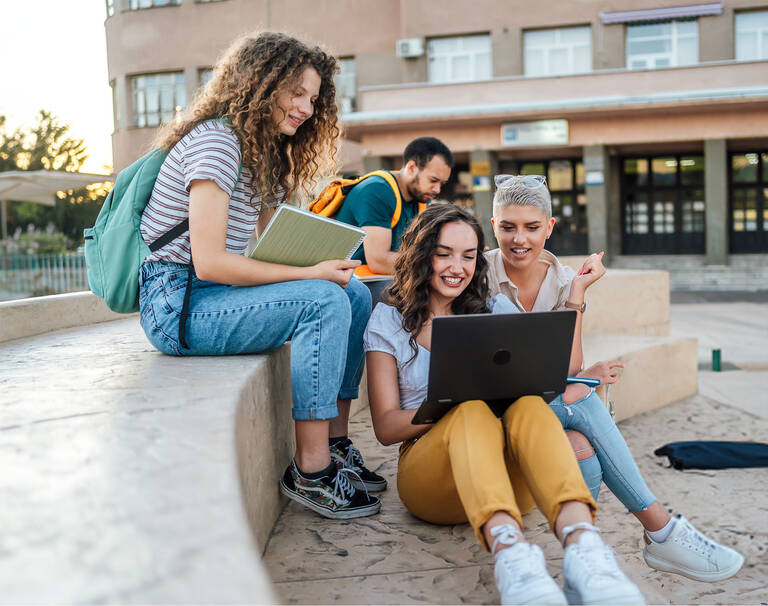 Bild zeigt junge Leute an einem Laptop