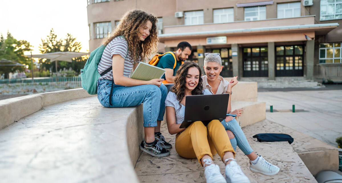 Bild zeigt junge Leute an einem Laptop