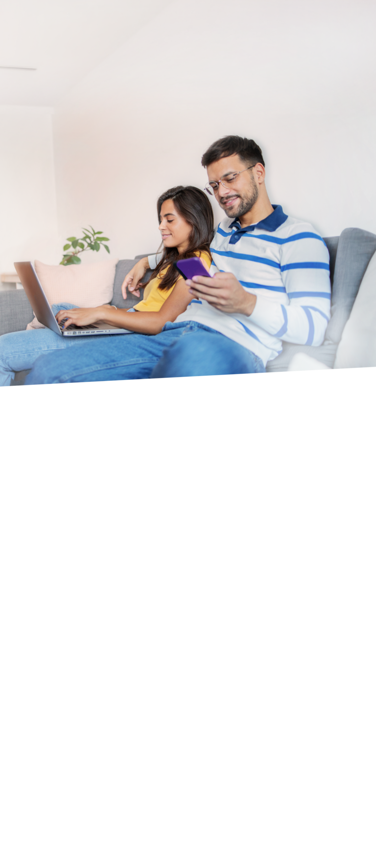 Paar sitzt gemütlich auf dem Sofa. Beide nutzen mit ihren Geräten einen günstigen DSL-Tarif von sim24.
