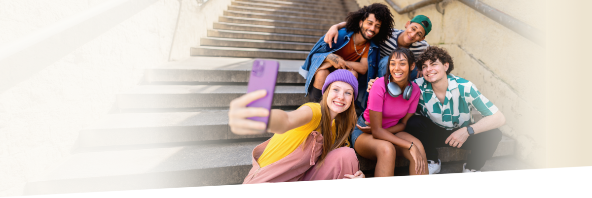 Gruppe junger Menschen macht Selfie und nutzt einen eSIM Vertrag