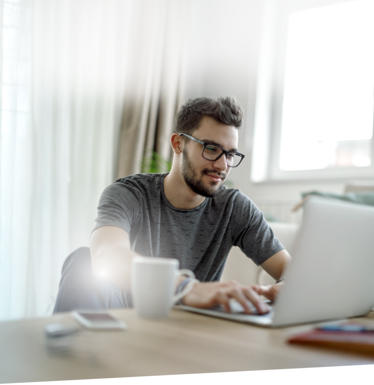 Das Bild zeigt eine Frau am Laptop und ein Glasfaserkabel