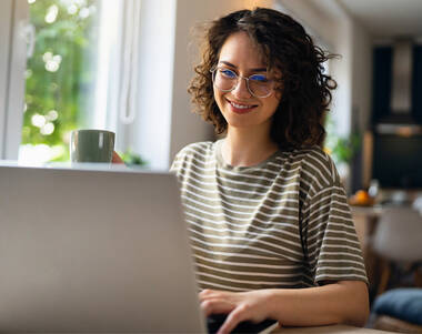 Das Bild zeigt eine Frau mit Laptop