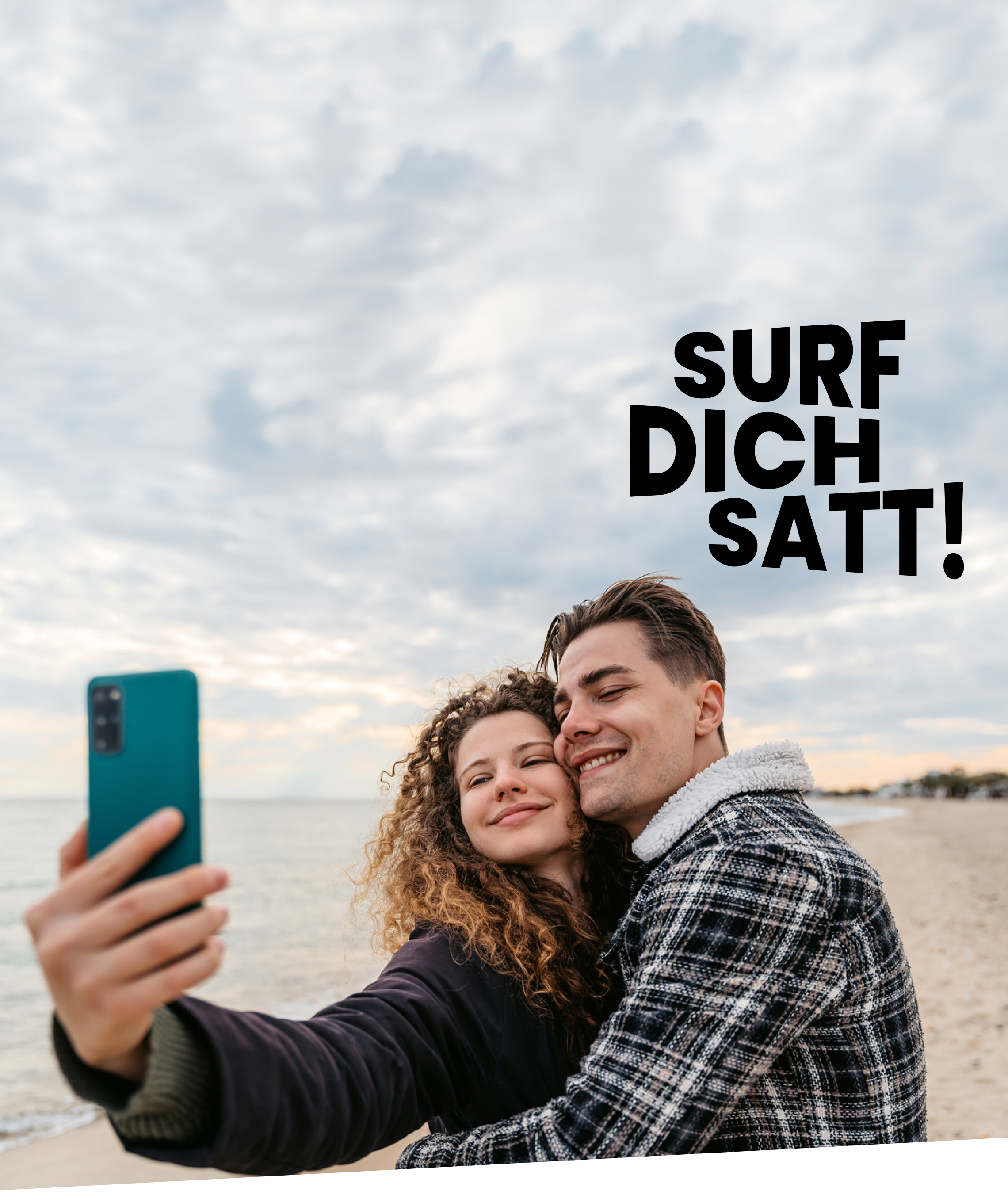 Junges Paar macht ein Selfie am Strand und nutzt einen Handytarif mit Handy