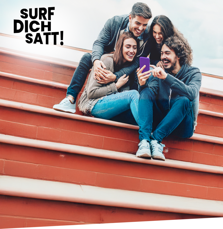 Eine Gruppe von Personen schauen lächelnd auf ein Smartphone und machen einen Handytarif-Vergleich