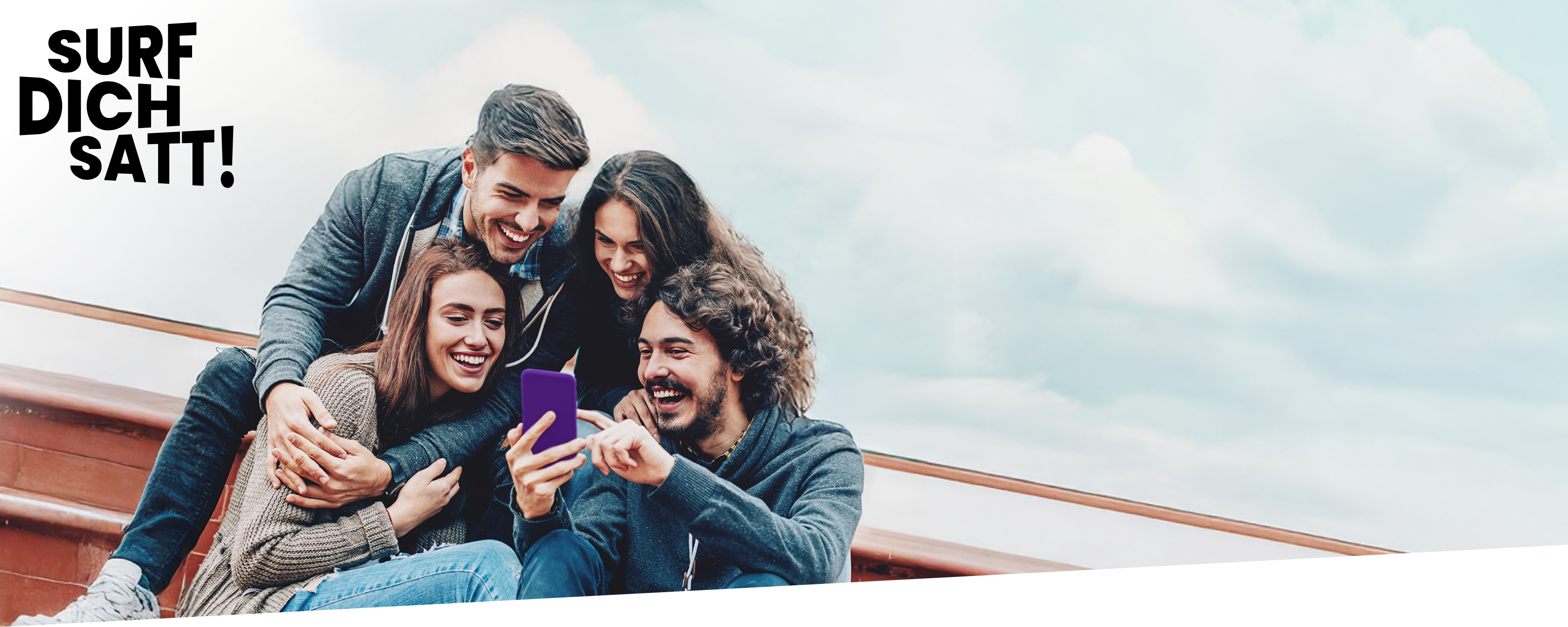 Eine Gruppe von Personen schauen lächelnd auf ein Smartphone und machen einen Handytarif-Vergleich
