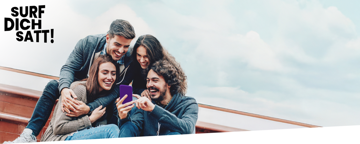 Eine Gruppe von Personen schauen lächelnd auf ein Smartphone und machen einen Handytarif-Vergleich