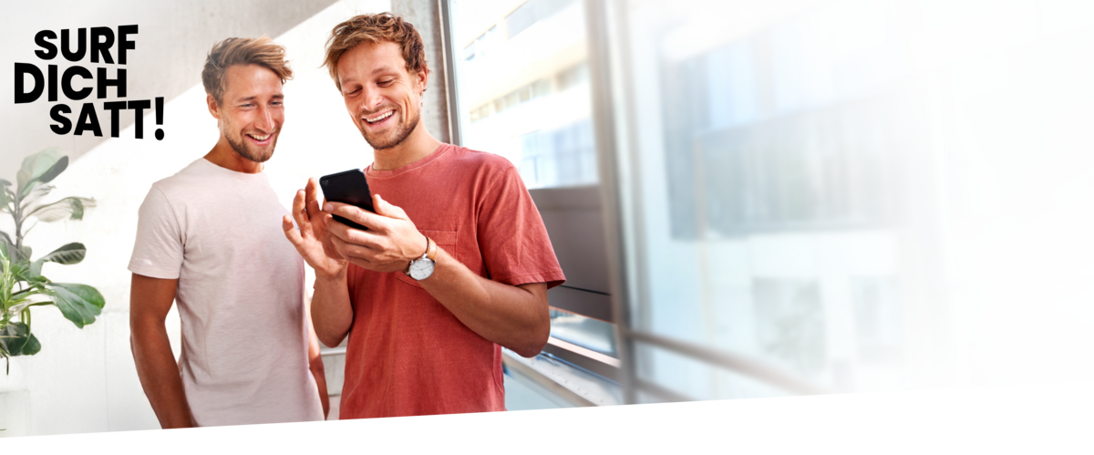 Ein Mann zeigt seinem Freund auf dem Handy günstige Handyverträge.