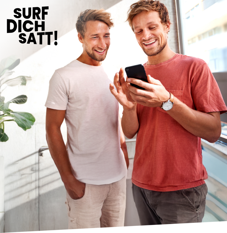 Ein Mann zeigt seinem Freund auf dem Handy günstige Handyverträge.