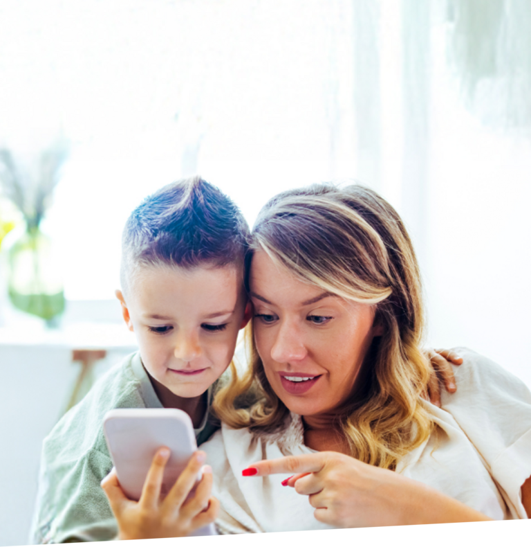 Mutter mit Sohn nutzt ihr Handy einer SIM-Karte für Kinder